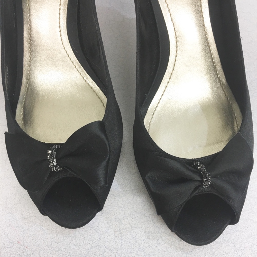 Gorgeous Ann Taylor satin pumps - Picture 4 of 8